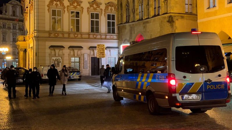 Nizozemští fanoušci zranili v Praze ženu odpálenou pyrotechnikou